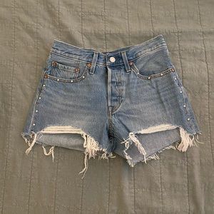Never worn Levi’s jewels high waisted shorts